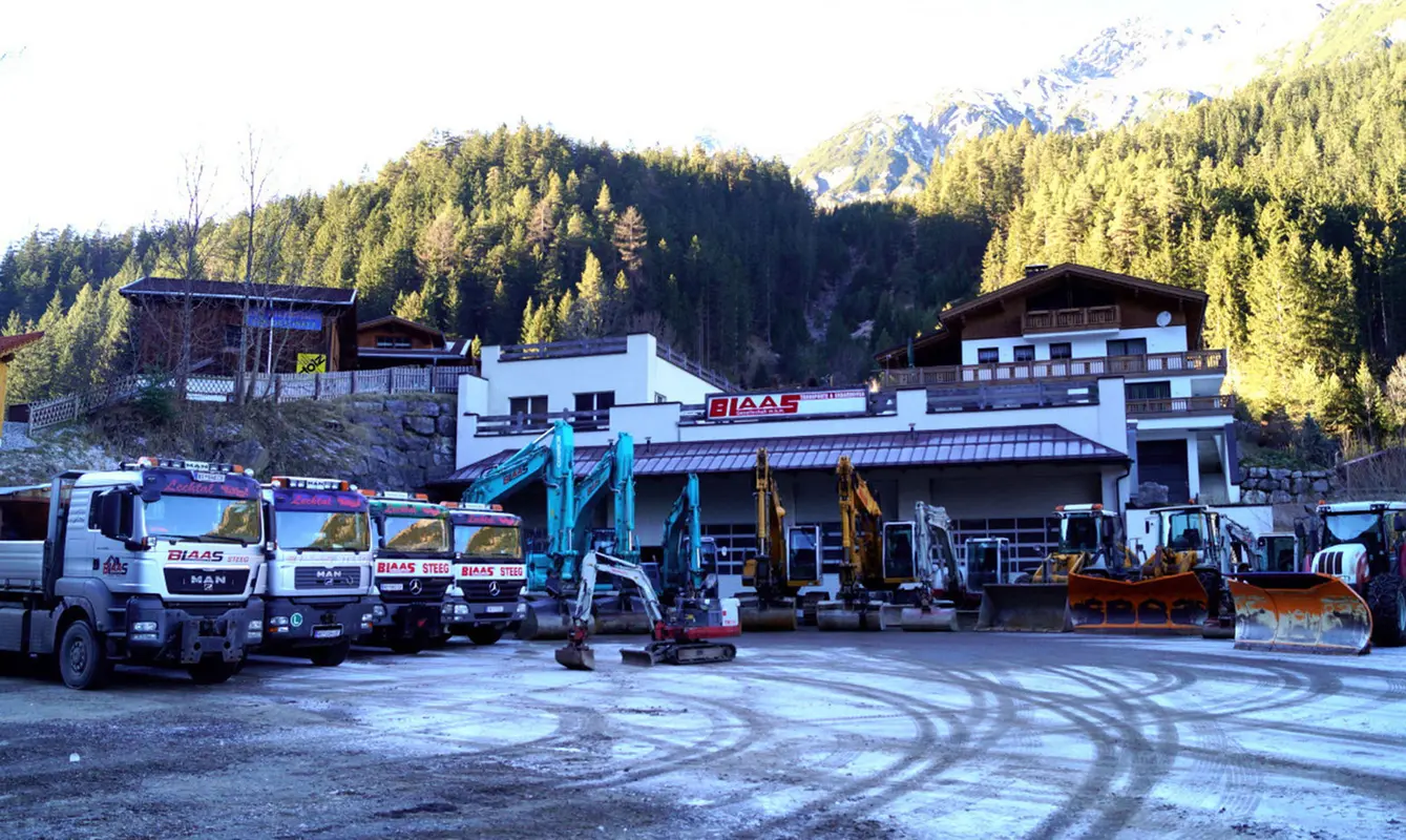 Blaas Fuhrpark, Bagger und LKW im Einsatz im Lechtal
